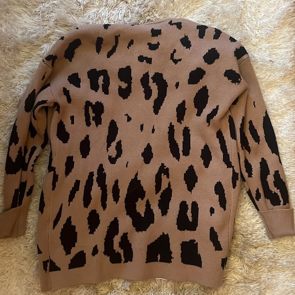 Zesica szS cheetah print cardigan with 2 front pockets . Hip length - Picture 4 of 5